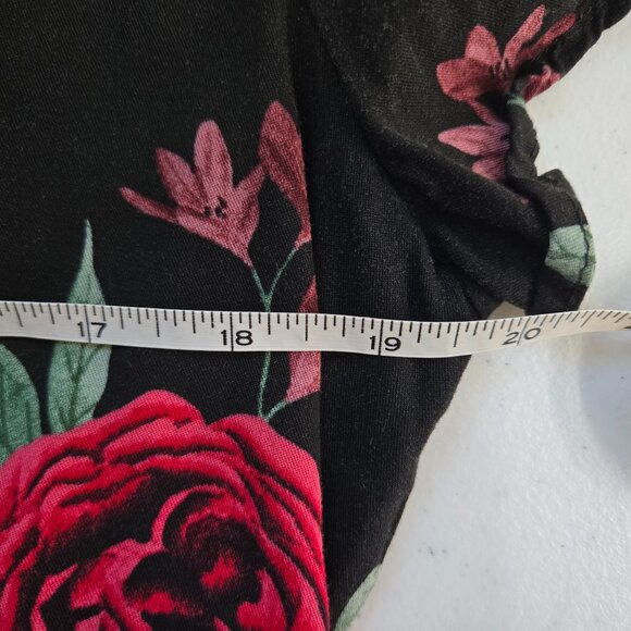 630-6 Torrid Black Red Pink Rose Babydoll Georgette Blouse top size 1 (16/18) - Picture 7 of 10